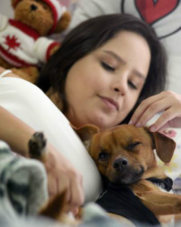 Thalita Ribeiro com seu cãozinho Pitoco. Foto: Carlos Vieira/CB/D.A. Press Thalita Ribeiro com seu cãozinho Pitoco. Foto: Carlos Vieira/CB/D.A. Press