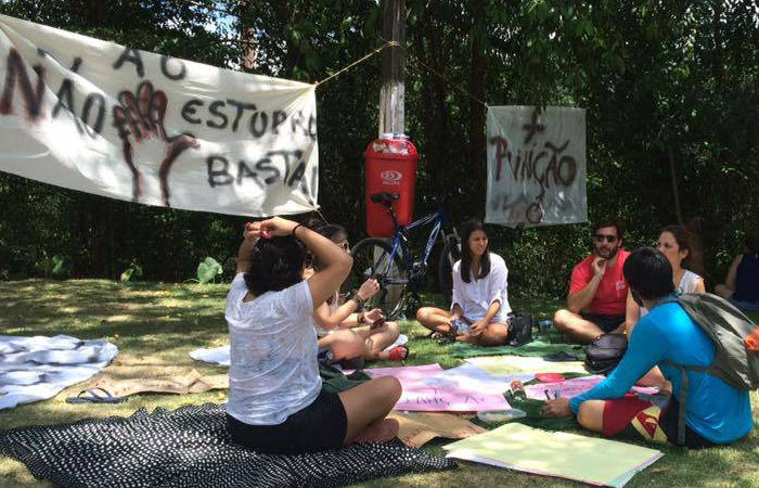 Reunido no Jardim do Baob, coletivo promoveu conversas e confeco de cartazes e faixas. Foto: Silvia Helena/ Reproduo Facebook
