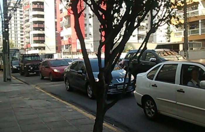 Manifestao complica o trnsito na Avenida Bernardo Viera de Melo. Foto: Ketlyn Susan/ Reproduo Facebook 