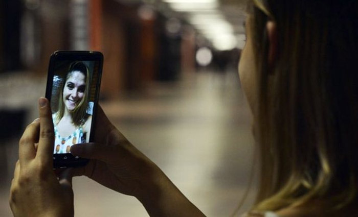 Deborah gosta de tirar selfies, mas no ignora possveis efeitos negativos: "Quando eu no consigo me achar bonita em uma foto, eu me sinto decepcionada".Foto: Marcelo Ferreira/CB/D.A Press
