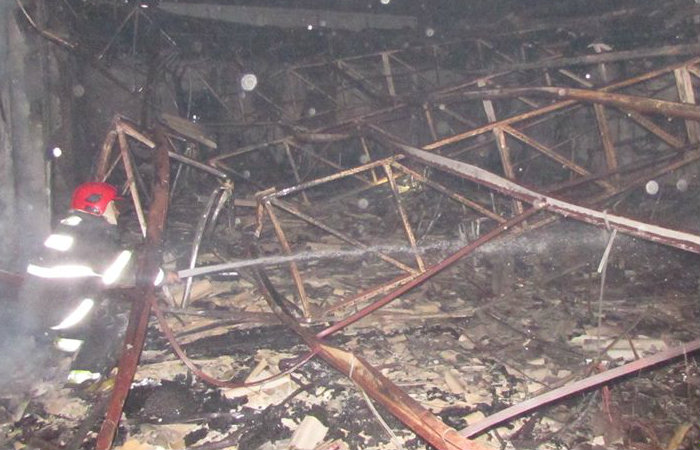 Primeiro andar do prdio, onde funcionava o estoque, foi destrudo pelas chamas, que fizeram ainda o teto do edifcio ceder. Foto: Bombeiros/ Divulgao