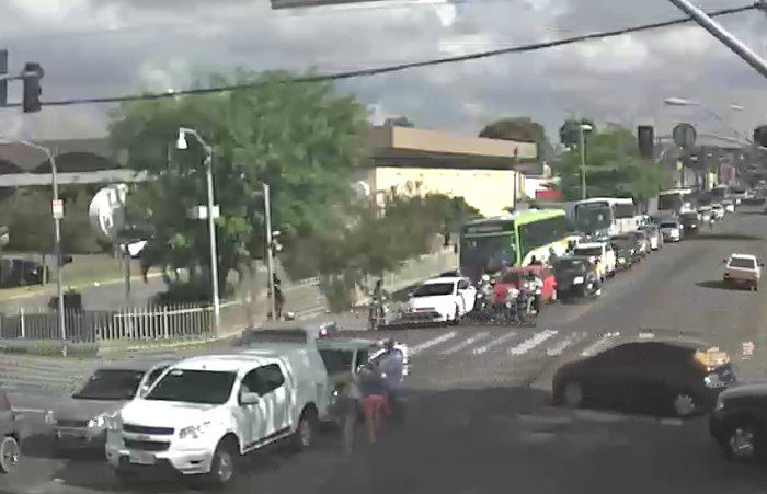 Engavetamento entre trs carros Avenida Beberibe, em frente ao estdio do Arruda. Foto: CTTU/ Divulgao