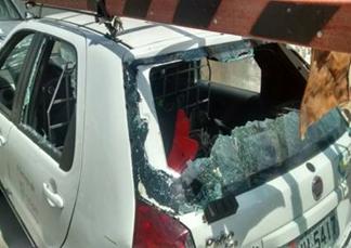 Segundo os tcnicos, o agressor ameaou os trabalhadores com uma faca e quebrou os vidros do carro.Foto: Celpe/ Divulgao