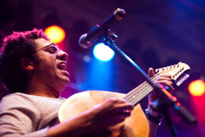 Hamilton de Holanda mescla jazz, samba, chorinho e MPB sobre o palco. Foto: Felipe Diniz/Divulgao
