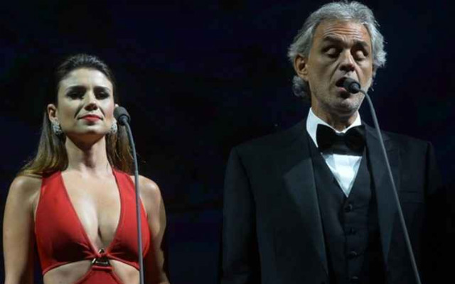 Nesta turn mundial, Andrea Bocelli recebe artistas locais em cada show. Foto: YouTube/Reproduo