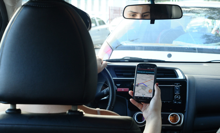 Motorista que estiver com o celular na mo ou utilizando fones de ouvidos comete infrao gravssima. Foto: Joo Velozo/ESp. DP