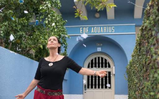Atriz Snia Braga em frente ao Oceania, que recebeu, no filme, o nome de Aquarius. Foto: Victor Juc/ Divulgao 