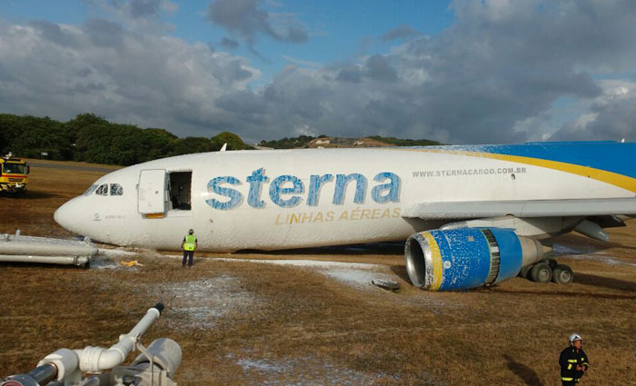 Aeronave continua na cabeceira da pista do Aeroporto do Recife. Foto: Facebook/Reproduo
