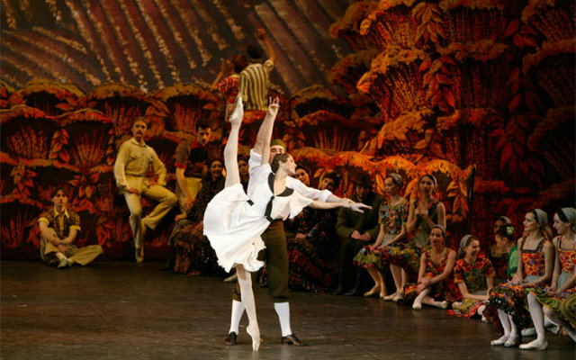Pea The Bright Stream abre as apresentaes. A coreografia  de Alexei Ratmansky. Foto: Ballet Bolshoi/Reproduo