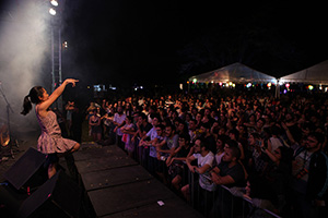 Rock experimental do Deerhoof atraiu o pblico de volta ao palco Sonic, aps destaques como Cu e Karol Conka no palco Velvet. Foto: Beto Figueiroa/Divulgao