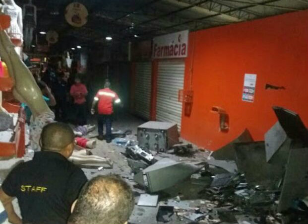 Quadrilha explode caixas eletrnicos no centro de compras Moda Center, em Santa Cruz do Capibaribe. Foto: PM/ Divulgao