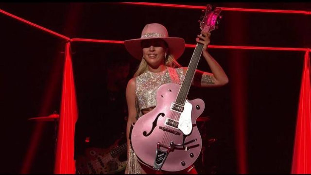 Lady Gaga apresentou o single 'A-yo' durante o programa 'Saturday night live'. Foto: NBC/Reproduo