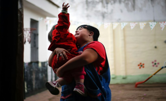 A professora Noelia Garella brinca com um de seus alunos, de um ano de idade, no Jardim de Infncia Jeromito, em Crdoba, na Argentina, em 29 de setembro de 2016. Foto: Diego Lima/AFP
