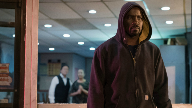 Mike Colter interpreta Luke Cage, que enfrenta violncia policial, trfico de drogas e gangues no Harlem. Foto: Netflix/Divulgao