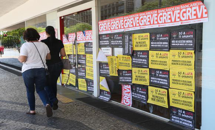 Neste ano, a greve dos bancrios, que teve inicio em setembro, durou 31 dias, com retorno dos bancrios ao trabalho no dia 7 deste ms. Foto: Elza Fiza/Agncia Brasil
