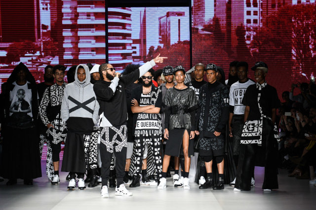 Emicida ainda comandou show aberto ao público após o desfile de estreia da Lab. Foto: Fotos: Rafael Chacon/Ag. Fotosite/Divulgação oficial do SPFW Emicida ainda comandou show aberto ao público após o desfile de estreia da Lab. Foto: Fotos: Rafael Chacon/Ag. Fotosite/Divulgação oficial do SPFW