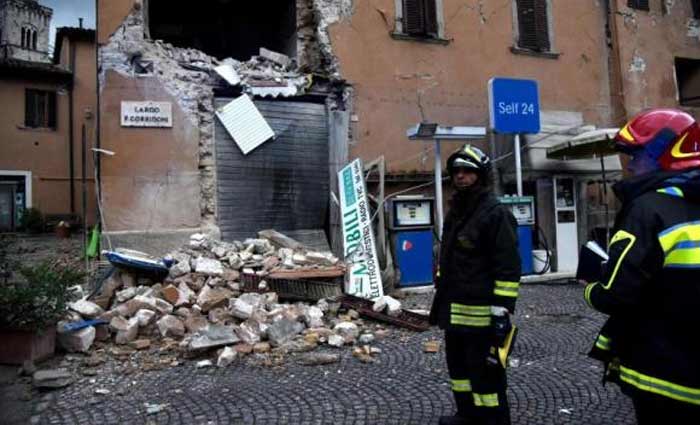 Bombeiros procuram vtimas do terremoto que atingiu a Itlia. Foto: Matteo Crocchini/Agncia Lusa