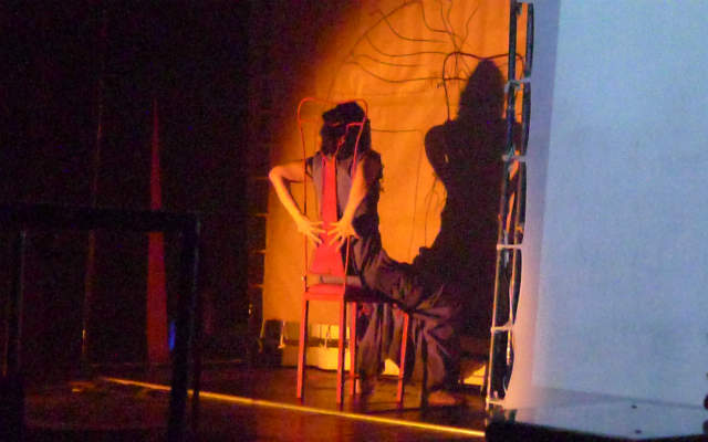Roteiro da pea apresenta uma cantora de punk-rock vtima de situaes mentais dissociativas. Foto: Ivana Moura/Divulgao