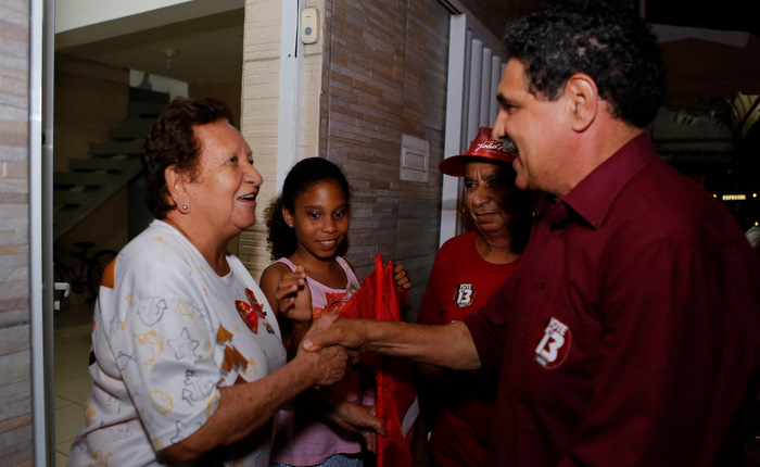 Joo Paulo cumprimenta moradores do Bode. Foto: Trsio Alves/divulgao