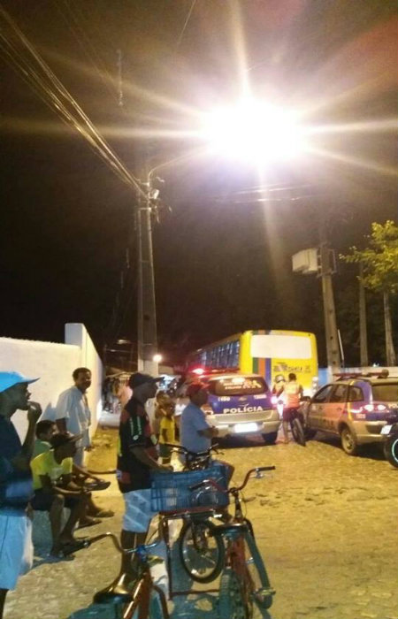 Tentativa de assalto aconteceu a noite de quinta-feira, na PE-35, em Itapissuma. Foto: Paulo Cintra Jnior/ Reproduo/ Facebook