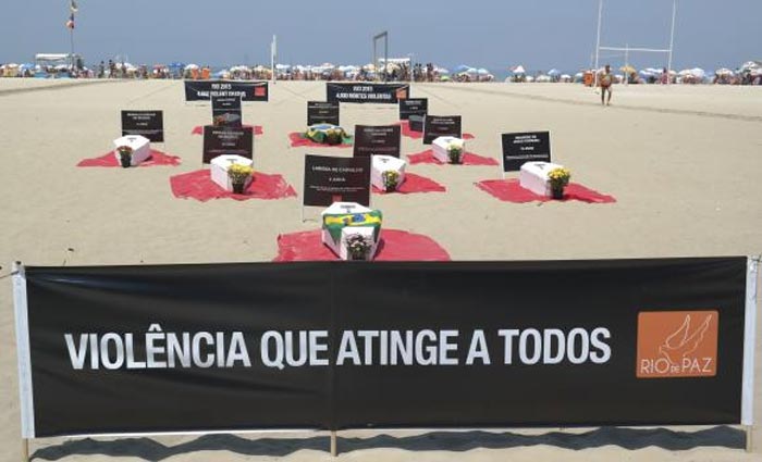 Rio de Janeiro - Manifestao nas areias de Copacabana para denunciar mortes por causas violentas. Foto: Vladimir Platonow/Arquivo Agncia Brasil