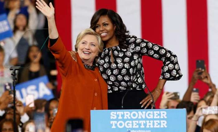 A candidata  presidncia dos Estados Unidos pelo partido Democrata, Hillary Clinton, recebeu o apoio da primeira-dama Michelle Obama, durante um comcio em Winston-Salem, no estado da Carolina do Norte. Foto: Brian Blanco/EPA/Agncia Lusa