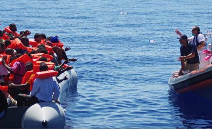 Guarda costeira italiana resgata imigrantes no Mediterrneo. Foto: Lusa/EPA/MOAS.EU