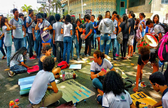 Com faixas e cartazes,estudantes da rede estadual protestam na Avenida Rio Branco, centro do Recife. Foto: Karina Moraes/ DP