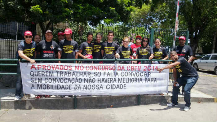 Manifestantes exigem a convocao para as vagas do concurso pblico. Foto: Henrique Souza/Esp. DP