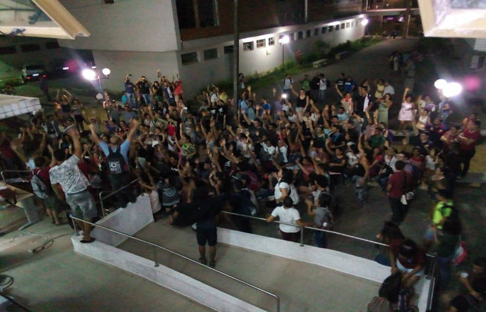 Ontem, os universitrios decretaram greve por tempo indeterminado na UFRPE durante assembleia realizada no campus do Recife. Foto: Reproduo/ Facebook 