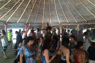 Pblico participa de ritual indgena na Aldeia Patax da Jaqueira. Foto: Edilson Segundo/DP
