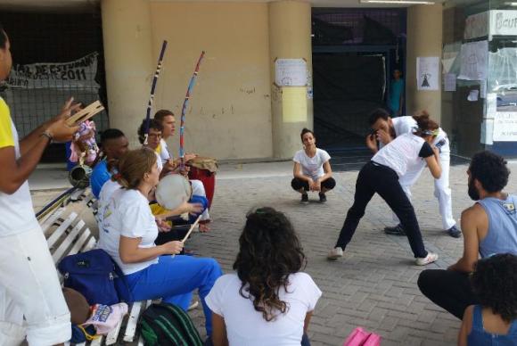 Grupo d aula de capoeira em frente ao Centro de Filosofia e Cincias Humanas, em apoio ao movimento dos prdios por estudantes. Foto: Sumaia Villela/Agencia Brasil