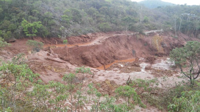 A lama, ao endurecer, criou uma "crosta" que danificou seriamente o ecossistema local. Foto: Paulo Filgueiras/EM/D.A Press