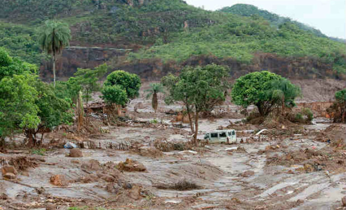 Para onde se olha, muita lama e destruio. Foto: Rogrio Alves/Agncia Senado