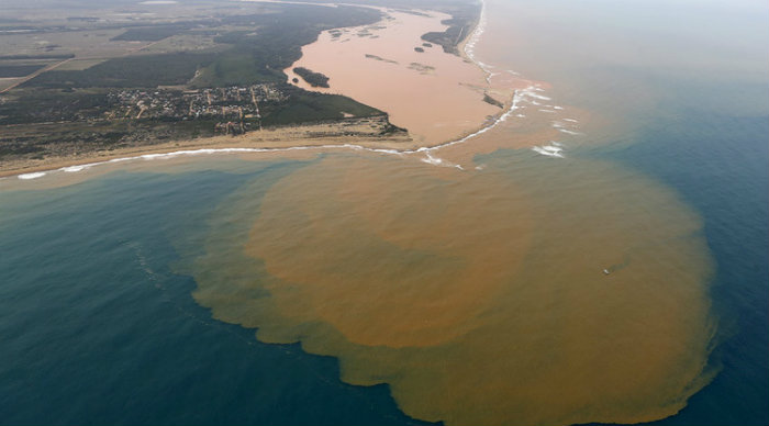 Poluio na desembocadura do Rio Doce no Oceano Atlntico. Foto: Arnau Aregio/Wikimedia/Reproduo