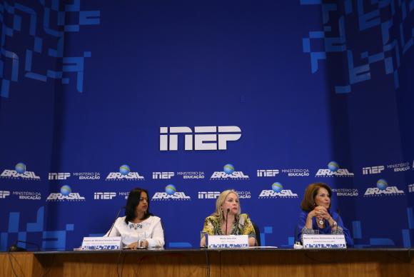 A presidente do Inep, Maria Ins Fini (no centro), divulga balano do primeiro dia de provas do Enem. Foto: Fabio Rodrigues Pozzebom/Agncia Brasil