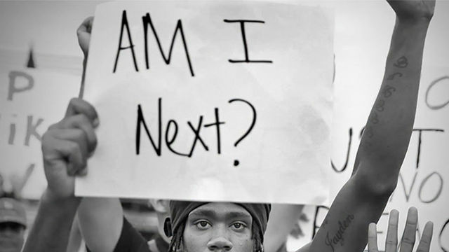 "Eu sou o prximo", pergunta negro durante protesto contra violncia policial. Foto: Netflix/reproduo