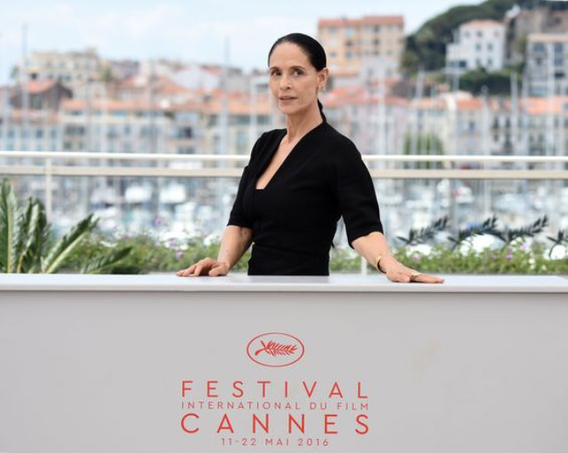 Snia Braga posa para fotos da imprensa em Cannes. Foto: Anne-Christine Pouloulat/AFP