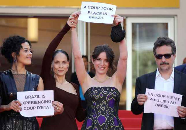Elenco de 'Aquarius' protesta em Cannes. Foto: Valerie Hache/AFP