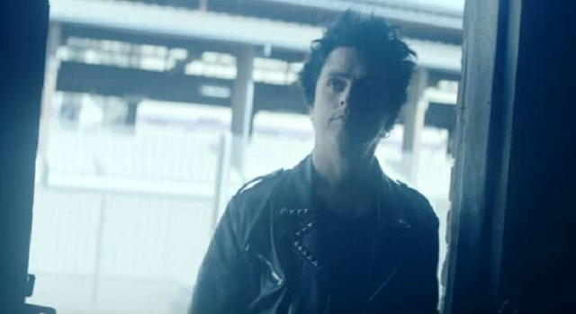 Green Day lana vdeo para o terceiro single do lbum 'Revolution radio'. Foto: YouTube/Reproduo