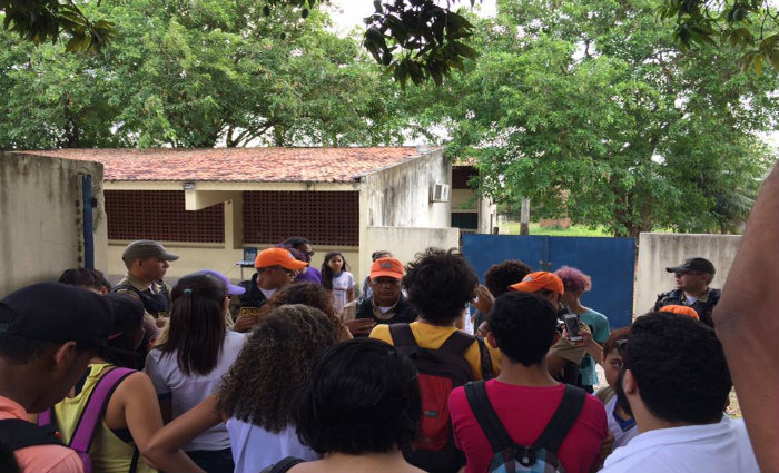 Capito da PM disse que a ordem inicialmente  de no deixar os alunos entrarem no prdio e permanecer no local enquanto a ocupao durar. Foto: Henrique Souza/ DP