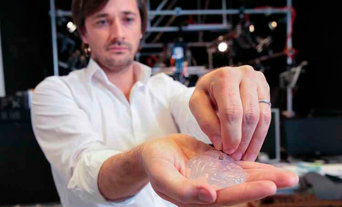 Marco Capogrosso, pesquisador do Instituto Federal Suo de Tecnologia (EPFL), mostra o chip implantado no crebro dos macacos. Foto: EPFL/Divulgao