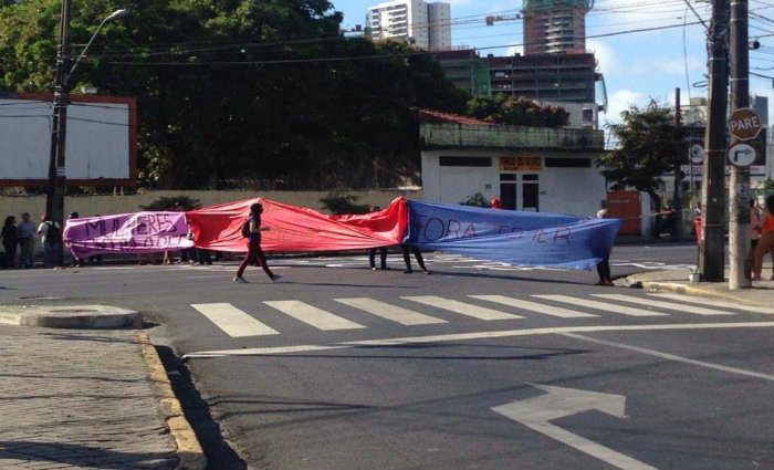 Manifestantes fecharam o cruzamento da Avenida Cruz Cabug, em Santo Amaro. Foto: Isabella Verssimo/ DP