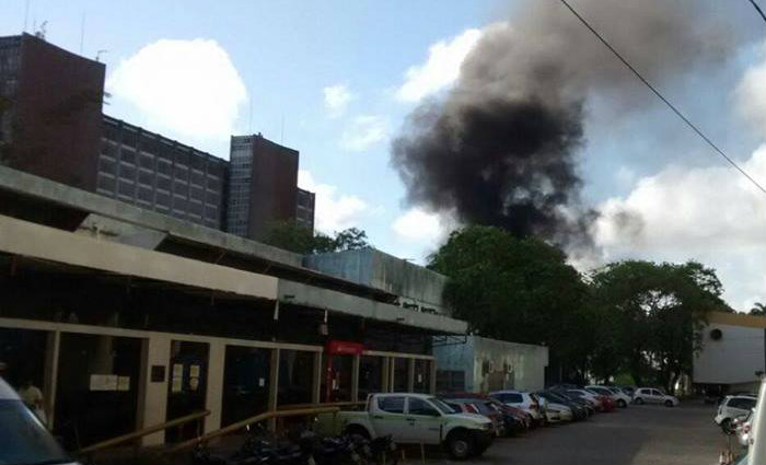 Na BR-101, nas proximidades do Hospital das Clnicas, manifestantes fecharam a pista ateando fogo em madeiras e pneus. Foto: Reproduo/ WhatsApp