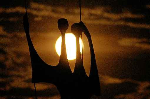 Na Superlua do mês passado, a distância da Terra foi de 364.687 quilômetros. Na de hoje, será de 356.509: satélite poderá ser observado a olho nu. Foto: Carlos Vieira/CB/D.A Press Na Superlua do mês passado, a distância da Terra foi de 364.687 quilômetros. Na de hoje, será de 356.509: satélite poderá ser observado a olho nu. Foto: Carlos Vieira/CB/D.A Press
