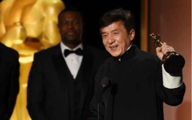 Ator Jackie Chan recebe o primeiro Oscar de sua carreira em cerimnia politizada. Foto: Robyn Beck/AFP