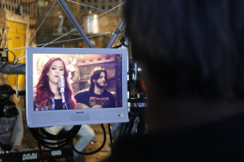 A vocalista  filmada por diferentes ngulos durante uma tarde. A captao de imagens  editada pela ProRec. Foto: Shilton Arajo/Esp.DP