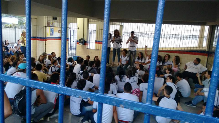 Escola Barbosa Lima, no Cabanga, foi ocupada nessa quinta. Foto: Facebook/Reproduo (Escola Barbosa Lima, no Cabanga, foi ocupada nessa quinta. Foto: Facebook/Reproduo)