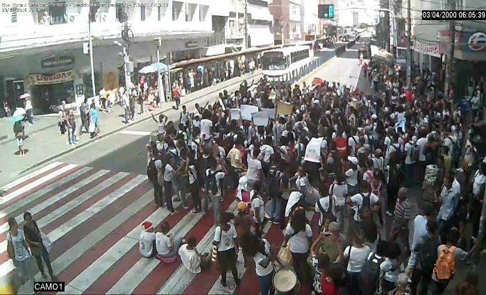 Protesto de estudantes interrompe trnsito na Avenida Conde da Boa Vista. Foto: CTTU/ Divulgao