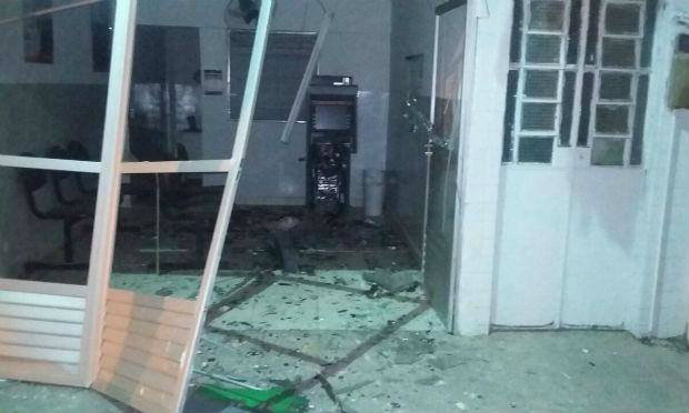 Bandidos explodem caixa eletrnico em um posto de atendimento do Bradesco na cidade de Xexu. Foto: PM/ Divulgao